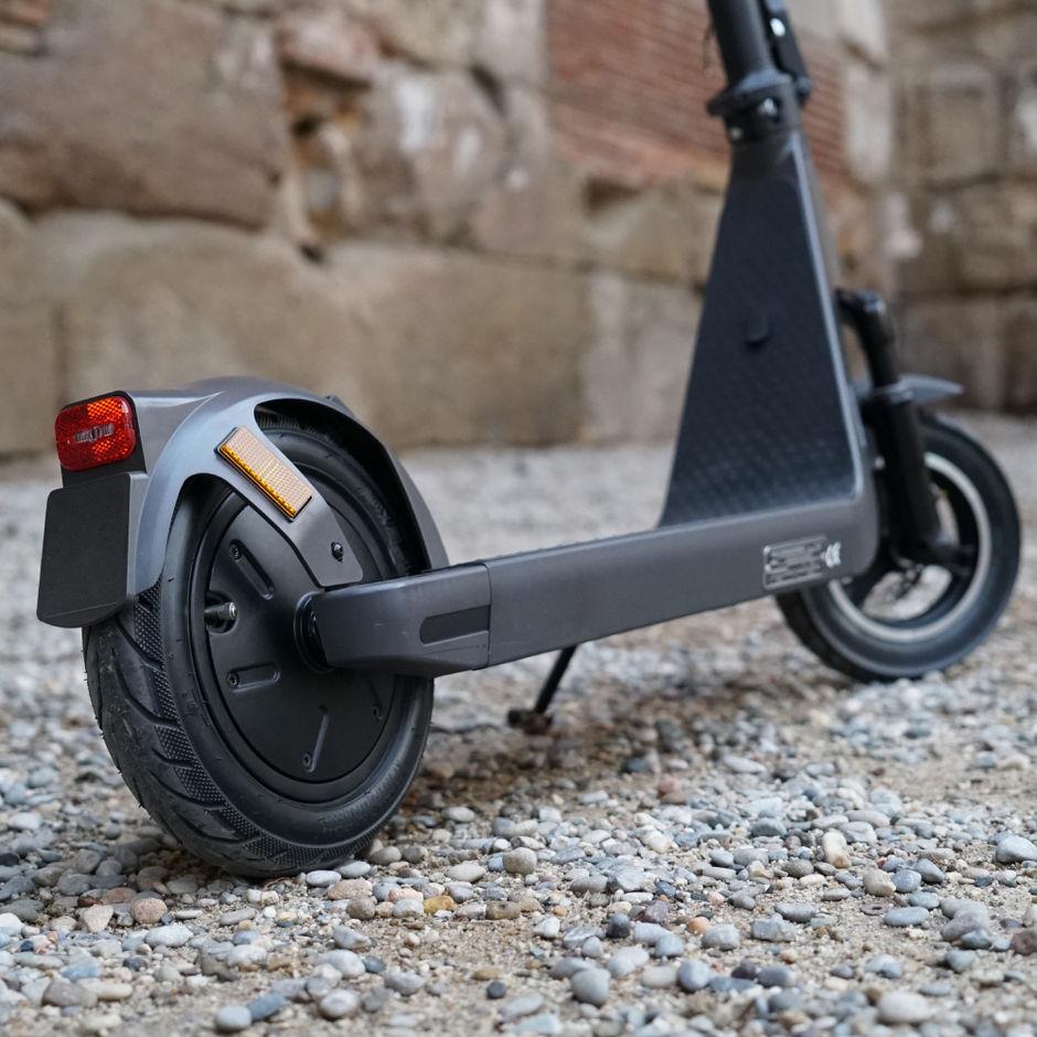 Joyor LiteGo Electric Scooter + Helmet + 2 Inner tubes – Smart App Waterproof (IPX5) 45KM Range